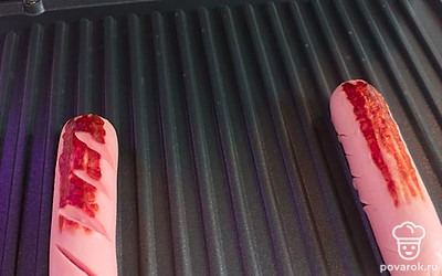 Обжариваем сосиски до золотистой корочки.