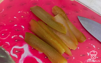 Нарезаем тоненько соленые огурчики.