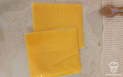 Берем два ломтика плавленого сыра.