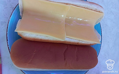 Собираем наш хот-дог из подготовленных ингредиентов, 
сверху добавляем горчицу и кетчуп.