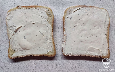 Ломтики хлеба намазать сливочным сыром.