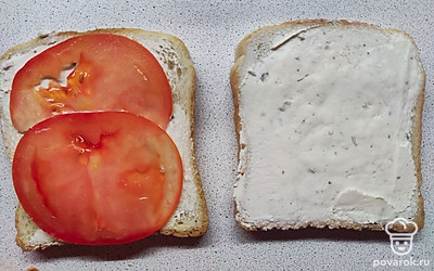 Сверху на один ломтик положить помидор, нарезанный тонкими кружочками.