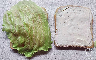 На помидоры выожить лист салата и накрыть вторым кусочком хлеба. 