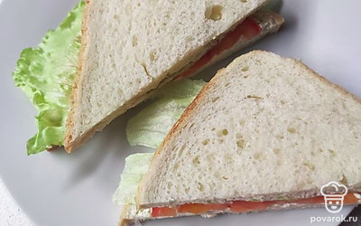 Аккуратно разрезать сэндвич по диагонали. Вкусный и полезный сэндвич готов. Подойдет для вегетарианцев.