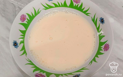 Яйцо перемешать с молоком.