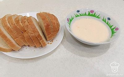 Хлеб обмакнуть с двух сторон в молочно-яичную смесь.