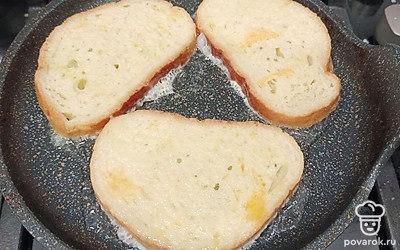 Выложить на разогретую с маслом сковороду и обжарить до золотистой корочки.