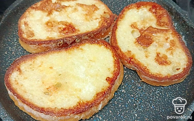 Перевернуть и обжарить другую сторону тоже до золотистой корочки.