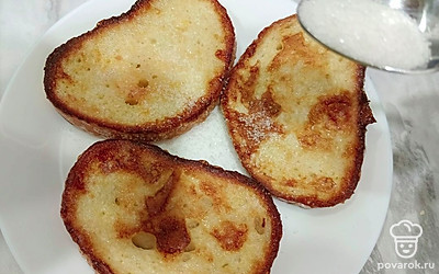 После приготовления переложить все на талерку и посыпать сахаром. Сахар добавить по вкусу.