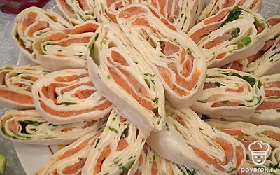 При подаче на стол рулет нарежьте равными кусочками и выложите на тарелку. 