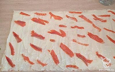 Сверху разложите нарезанную красную рыбу. 