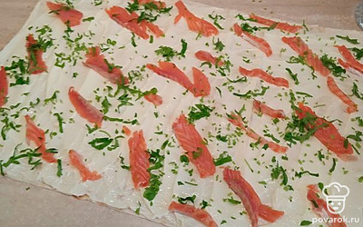 Мелко порубите петрушку и равномерно распределите по всему лавашу. 