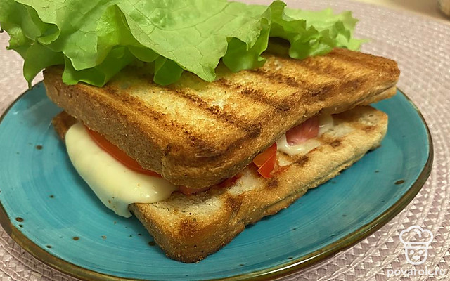 Теплый сэндвич с перцем, сосисками и сыром — Рецепт с фото