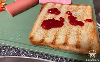 Хлеб намажьте кетчупом.