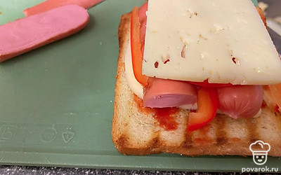 Сверху положите сыр.