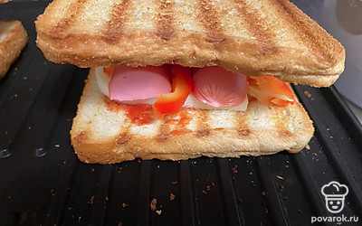 Накройте вторым кусочком хлеба и зажарьте в гриле 3-6 минут.