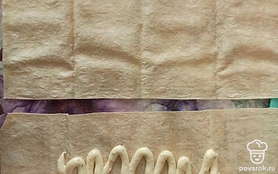 Лаваш смазать майонезом. 