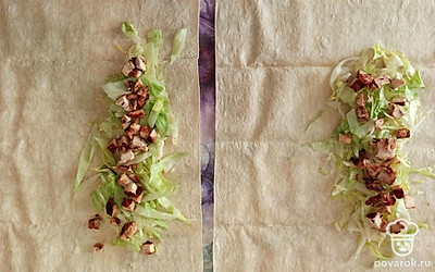 Выложить капусту и обжаренное куриное филе.