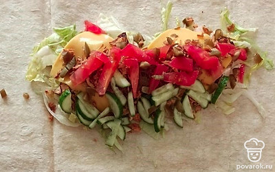 Выложить огурчик и томат.