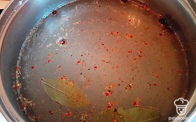 Варим рассол. В воду добавляем соль, лавровый лист и все приправы. Доводим до кипения. Кипятим еще 5 минут и убираем в прохладное место до полного остывания. 