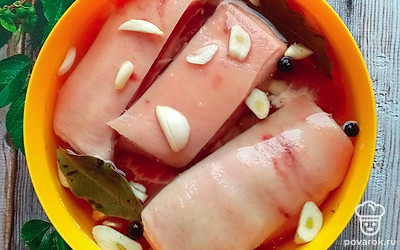 Заливаем остывшим рассолом. 