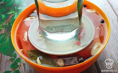 Ставим не очень тяжелый гнет, чтобы сало находилось не очень плотно друг к другу. Оставляем при комнатной температуре на двое суток. Можно поставить на подоконник, там прохладнее. Через два дня убираем гнет и ставим в холодильник на сутки. После сало достаем, удаляем влагу. Заворачиваем в пергамент или фольгу и храним в морозилке до года. 