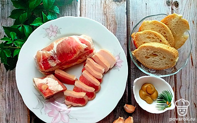 Соленое сало отлично сочетается с горчичкой и чесночком. 