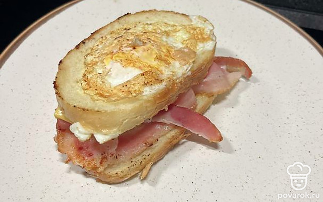 Бутерброд с беконом и яйцом — Рецепт с фото