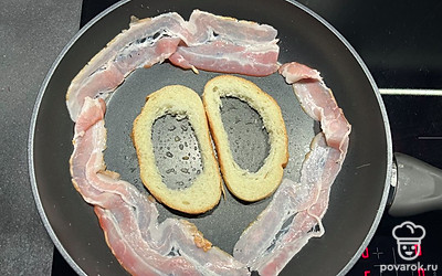 Выкладываем хлеб жариться на сковороду с беконом.