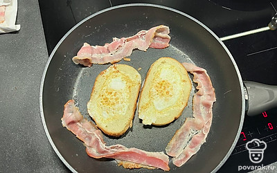 Жарим около 3 минут и переворачиваем.