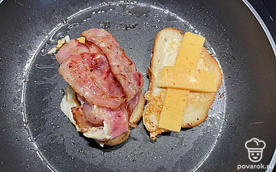 Кладем сыр на каждый хлеб, потом на один из них бекон и ждем минут 5, пока сыр подплавится.