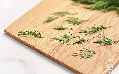 Отделите от веточек укропа кисти, разделите их на маленькие кисточки. 