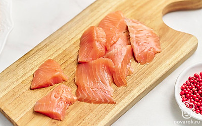 Разрежьте ломтики лосося на 8 одинаковых кусочков. 