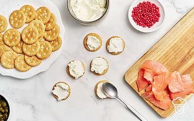 Намажьте на каждый крекер по 0,5 ст.л. сливочного сыра. 