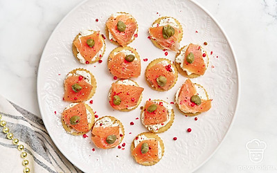 Перед подачей посыпьте канапе с лососем и сыром свежемолотым розовым перцем. 