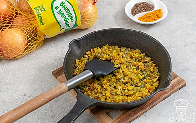 Репчатый лук «Выгодно и удобно» мелко порежьте и обжарьте на разогретом кунжутном масле на медленном огне. Чеснок Global Village раздавите ножом, натрите на терке имбирь и добавьте в сковороду. Туда же всыпьте мелко порезанный чили Global Village, тмин и куркуму. Помешивая, готовьте минуту.