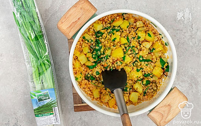 Увеличьте огонь до среднего. Порежьте кубиками картофель «Сад и огород» и всыпьте в сковороду. Добавьте чечевицу Global Village и бульон. Дождитесь, когда жидкость закипит. Огонь уберите до минимального, накройте крышкой и варите 20 минут до готовности овощей и крупы. Введите шпинат Global Village. Дождитесь, когда он станет мягким. Нарежьте зеленый лук Global Village и базилик и всыпьте в сковороду.