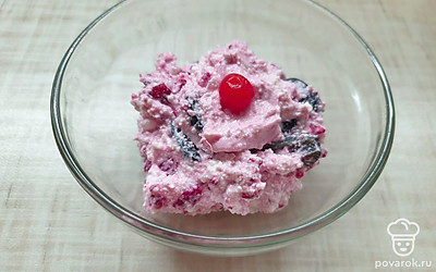 Перед подачей на стол украсьте блюдо ягодой клюквы. 