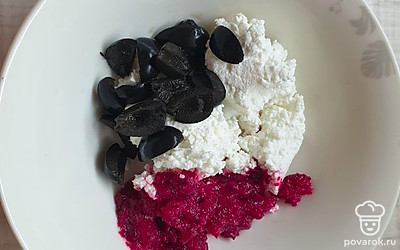 В миску поместите творог, маслины и протертые ягоды клюквы.