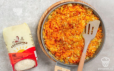 Добавьте в сковороду рис. Хорошо перемешайте. Жарьте начинку еще 2 минуты. Добавьте 3/4 стакана кипятка, соль, перец. Накройте сковороду крышкой и готовьте начинку еще 15 минут на медленном огне.