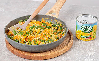 Нарежьте фасоль помельче и выложите ее к рису, хорошо перемешайте. Готовьте начинку еще 2 минуты. Добавьте кукурузу, снова перемешайте ингредиенты.