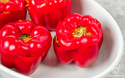 Поставьте перцы «крышечкой» вверх в форму для запекания. Отправьте их в духовку на 30 минут.