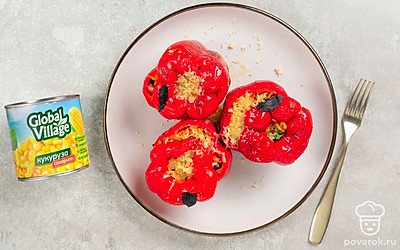 Посыпьте горячие перцы тертым сыром перед подачей.