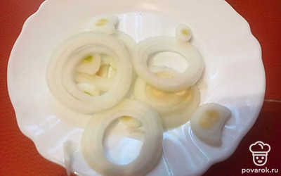 Лук нарежьте тонкими кольцами.