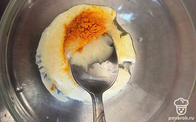 Для маринада смешайте майонез со столовым хреном, куркумой и щепоткой соли.