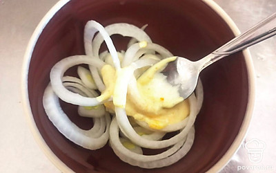 Добавьте маринад к луку и перемешайте, дайте постоять 20 минут.