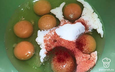 Яйца разбиваем в глубокую миску, добавляем соль, паприку и молоко. У меня яйца были мелкие, поэтому взяла 7 штук. Если попадаются крупные, достаточно 6 штук.