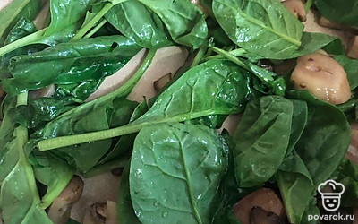 В сковороде на оливковом масле обжариваем грибы в течение 5-7 минут. Затем добавляем к ним шпинат и держим на огне еще минутку.