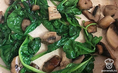 Как только шпинат уменьшится в размере, вливаем яичную смесь.