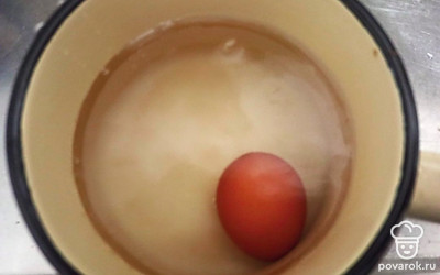 Яйцо отварите до готовности (10 минут с момента закипания воды).